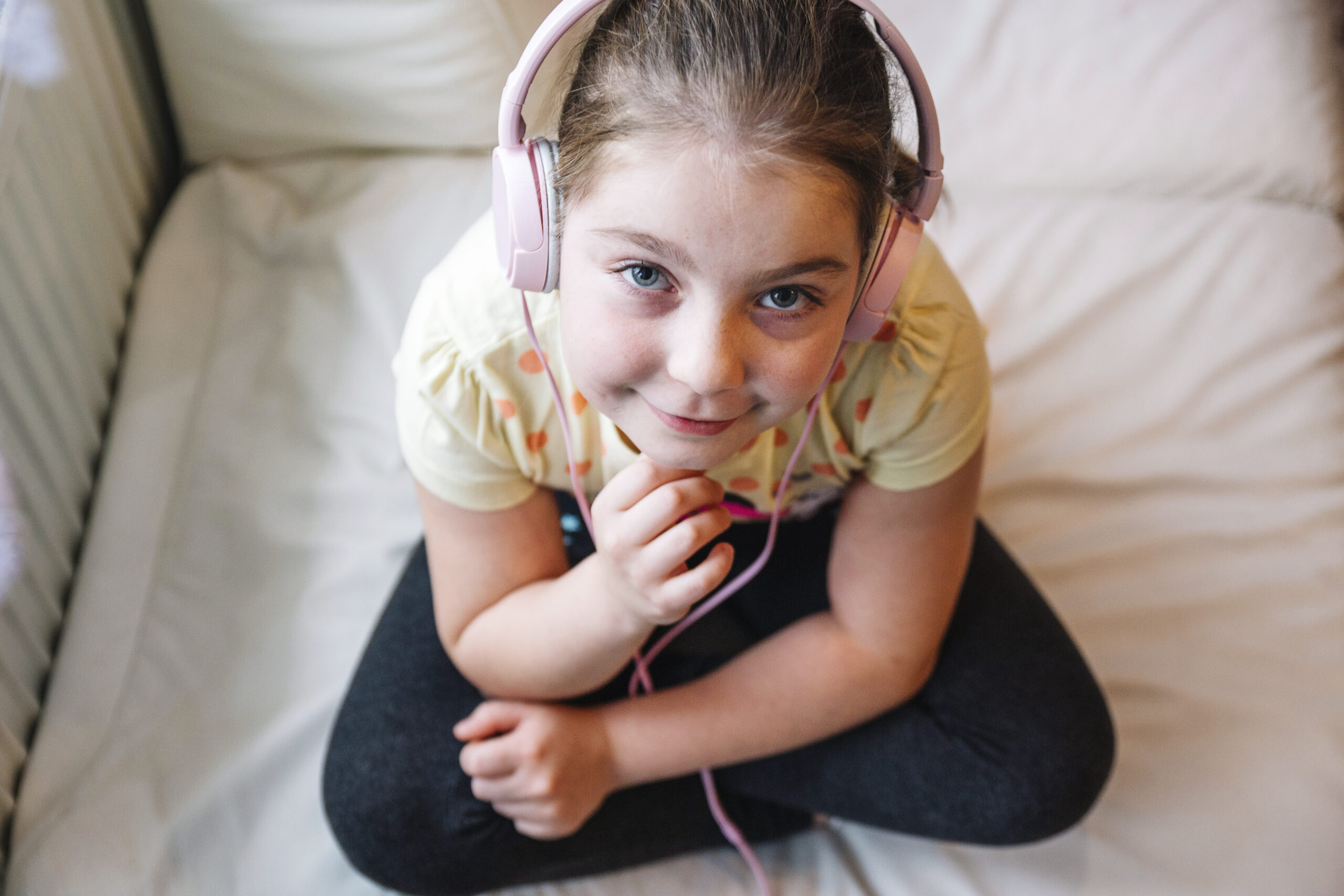 Kind-luistert-naar-Koran-scaled- Koran Leren voor Kinderen